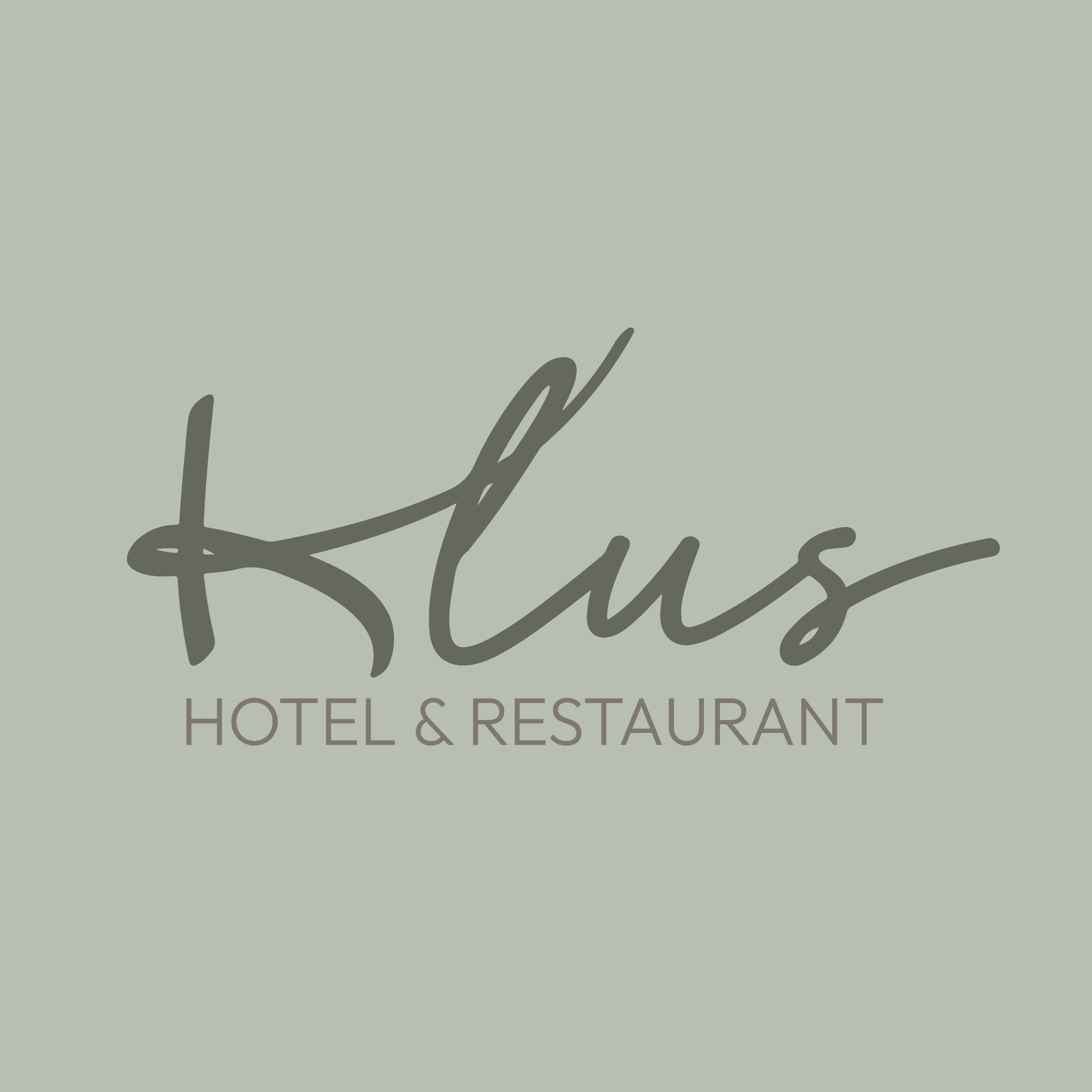 Klus Hotel & Restaurant-Logo auf grünem Hintergrund, mit elegantem Schriftzug in geschwungene Schrift.